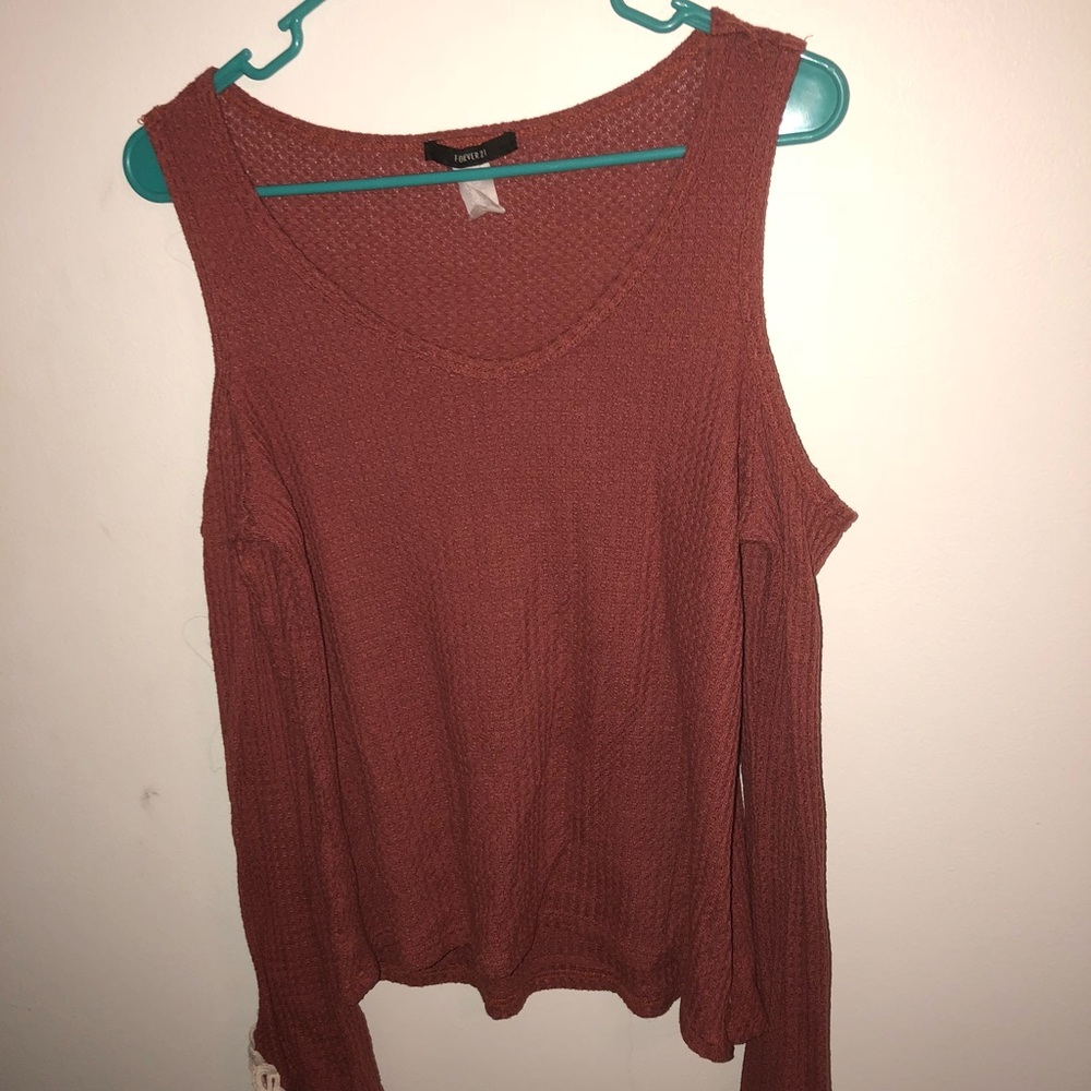 Long sleeve top with white details